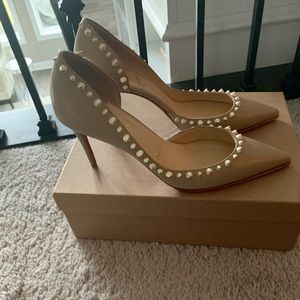 Nude Christian Louboutin Pumps